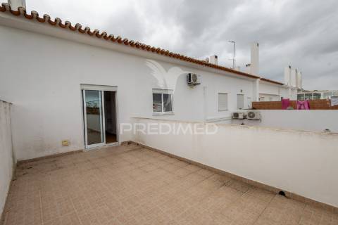 Moradia t4 de gaveto na urbanização quinta nova – évora com quintal, garagem!