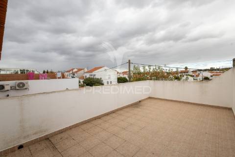 Moradia t4 de gaveto na urbanização quinta nova – évora com quintal, garagem!