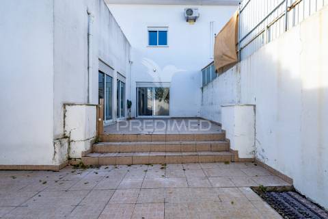 Moradia t4 de gaveto na urbanização quinta nova – évora com quintal, garagem!