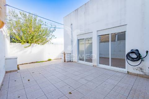 Moradia t4 de gaveto na urbanização quinta nova – évora com quintal, garagem!