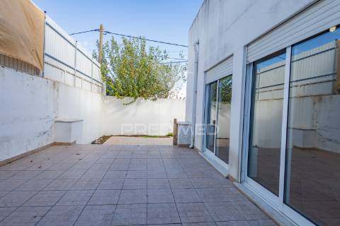 Moradia t4 de gaveto na urbanização quinta nova – évora com quintal, garagem!