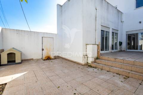 Moradia t4 de gaveto na urbanização quinta nova – évora com quintal, garagem!