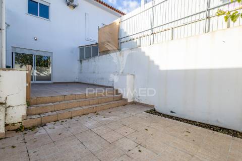 Moradia t4 de gaveto na urbanização quinta nova – évora com quintal, garagem!