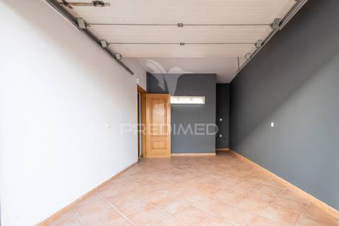 Moradia t4 de gaveto na urbanização quinta nova – évora com quintal, garagem!