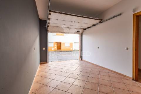 Moradia t4 de gaveto na urbanização quinta nova – évora com quintal, garagem!