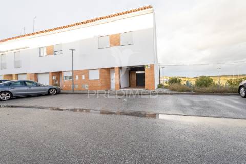 Moradia t4 de gaveto na urbanização quinta nova – évora com quintal, garagem!