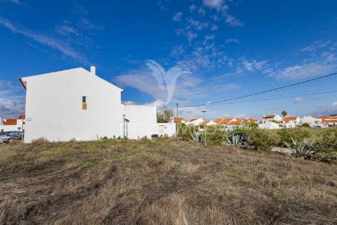 Moradia t4 de gaveto na urbanização quinta nova – évora com quintal, garagem!