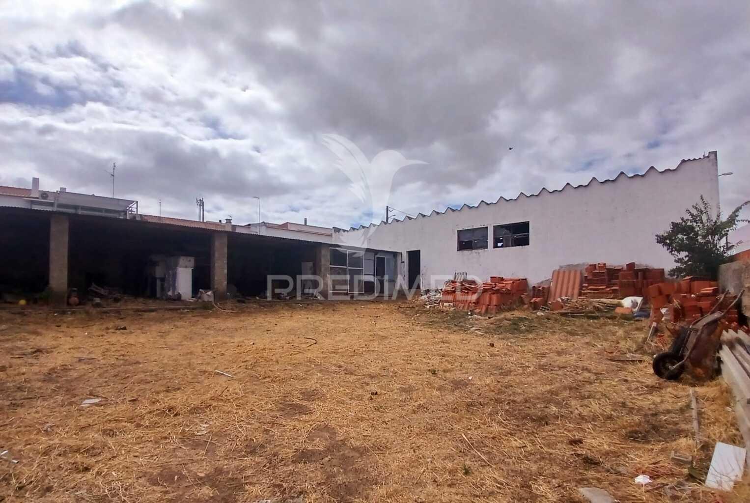 Armazém em terreno de 1024m2 a 10 minutos de beja