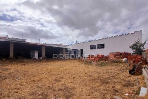 Armazém em terreno de 1024m2 a 10 minutos de beja