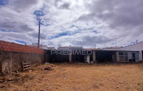 Armazém em terreno de 1024m2 a 10 minutos de beja