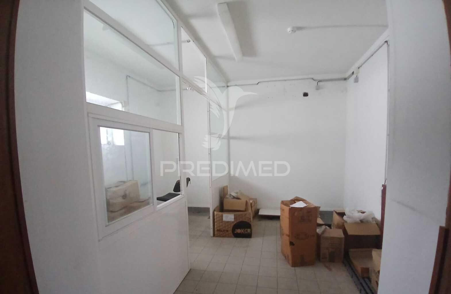 Armazém em terreno de 1024m2 a 10 minutos de beja