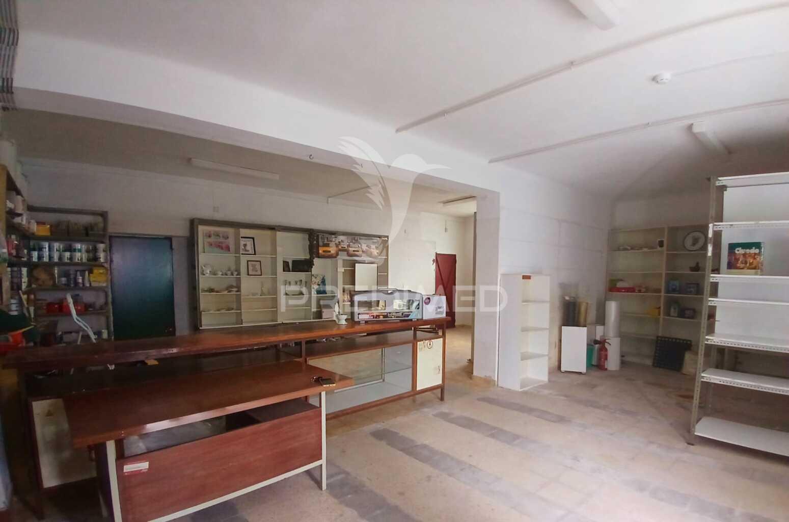 Armazém em terreno de 1024m2 a 10 minutos de beja