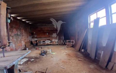 Armazém em terreno de 1024m2 a 10 minutos de beja