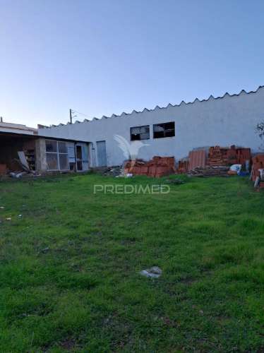Armazém em terreno de 1024m2 a 10 minutos de beja