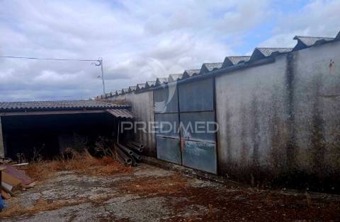 Armazém em terreno de 1024m2 a 10 minutos de beja