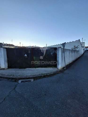 Armazém em terreno de 1024m2 a 10 minutos de beja