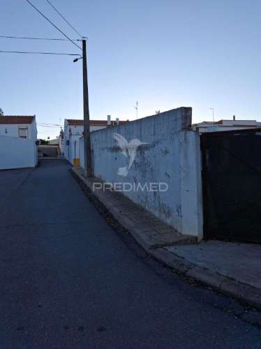 Armazém em terreno de 1024m2 a 10 minutos de beja