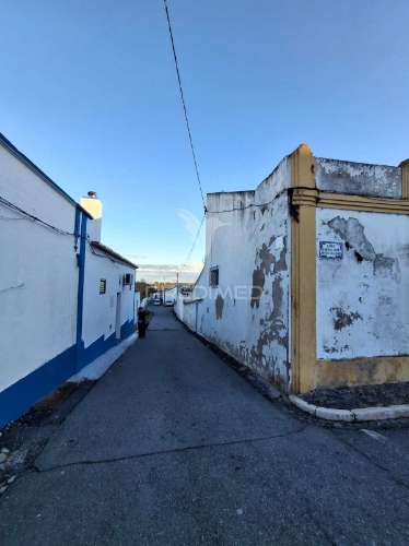 Armazém em terreno de 1024m2 a 10 minutos de beja