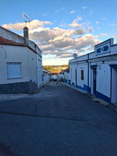 Armazém em terreno de 1024m2 a 10 minutos de beja