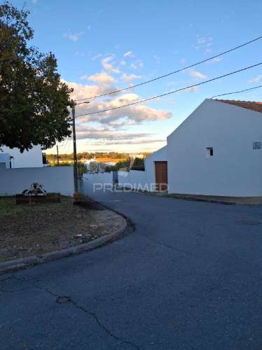 Armazém em terreno de 1024m2 a 10 minutos de beja