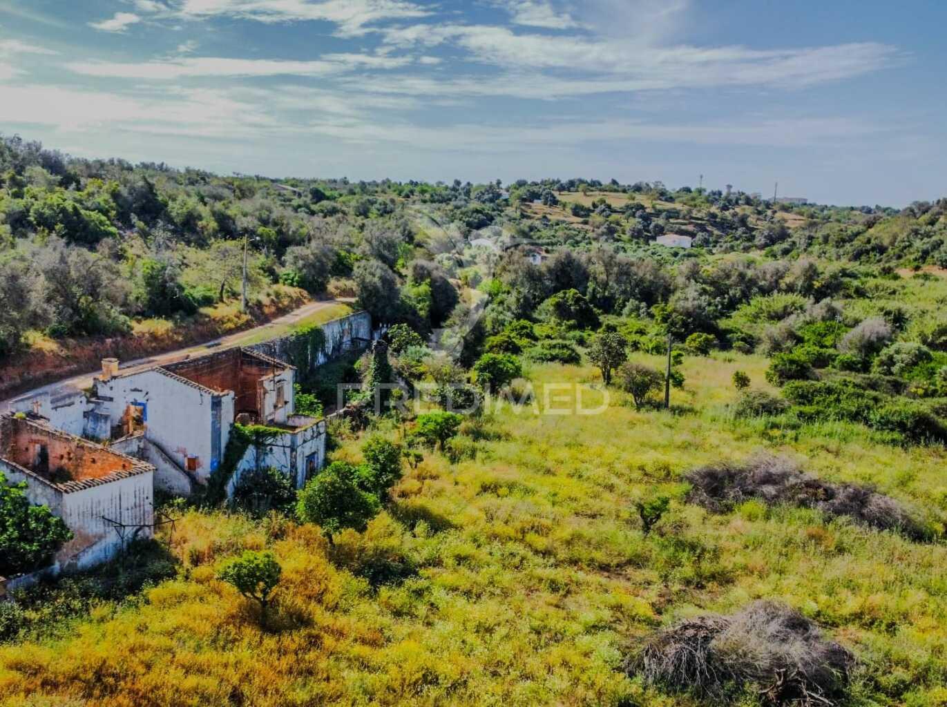 Ruína com lote de 10440m2, alcantarilha