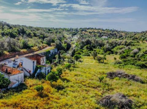 Ruína com lote de 10440m2, alcantarilha