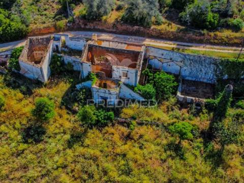 Ruína com lote de 10440m2, alcantarilha