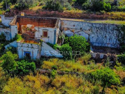 Ruína com lote de 10440m2, alcantarilha