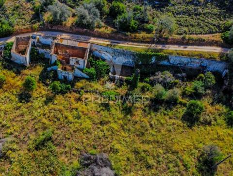 Ruína com lote de 10440m2, alcantarilha