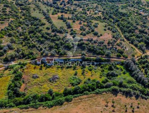 Ruína com lote de 10440m2, alcantarilha