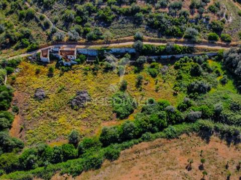 Ruína com lote de 10440m2, alcantarilha