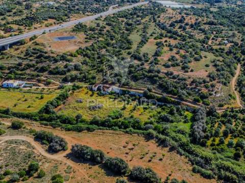 Ruína com lote de 10440m2, alcantarilha