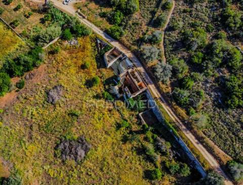 Ruína com lote de 10440m2, alcantarilha