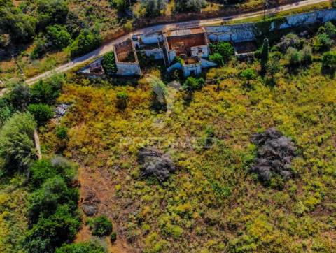 Ruína com lote de 10440m2, alcantarilha