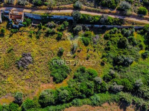 Ruína com lote de 10440m2, alcantarilha