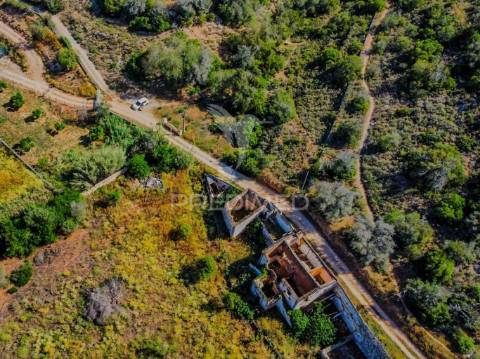 Ruína com lote de 10440m2, alcantarilha