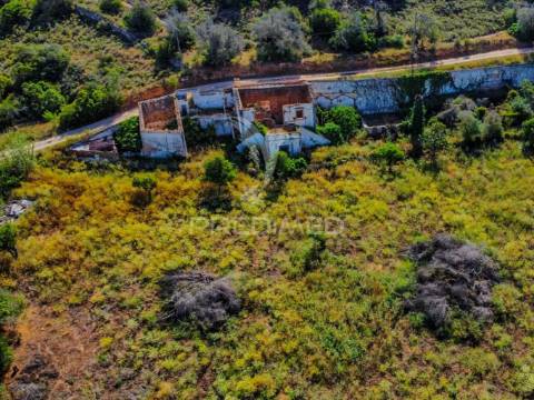 Ruína com lote de 10440m2, alcantarilha