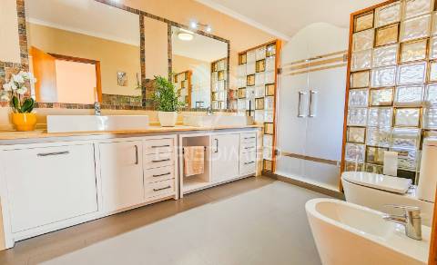 Moradia t5 com piscina e vistas deslumbrantes!