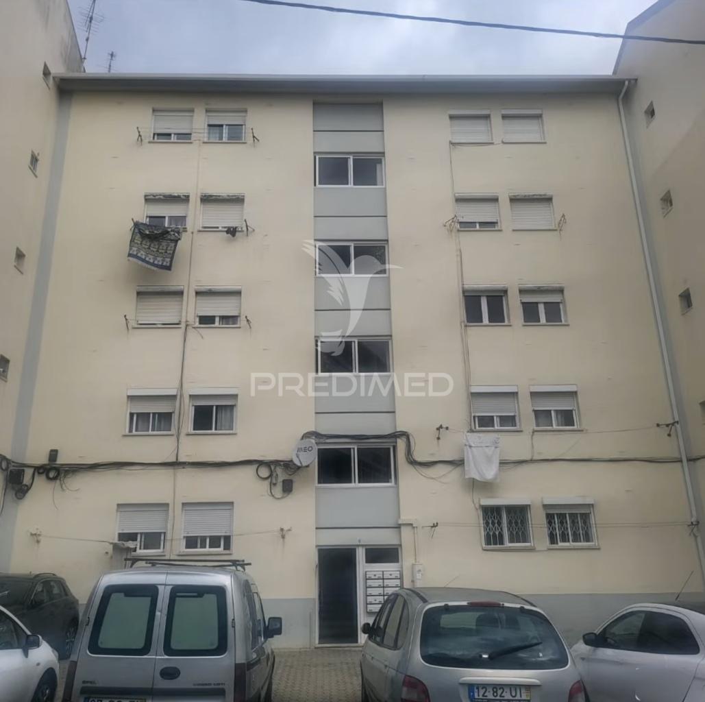 Apartamento t3 — excelente oportunidade de remodelação total no laranjeiro (almada)