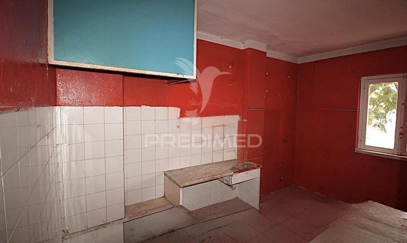 Apartamento t3 — excelente oportunidade de remodelação total no laranjeiro (almada)