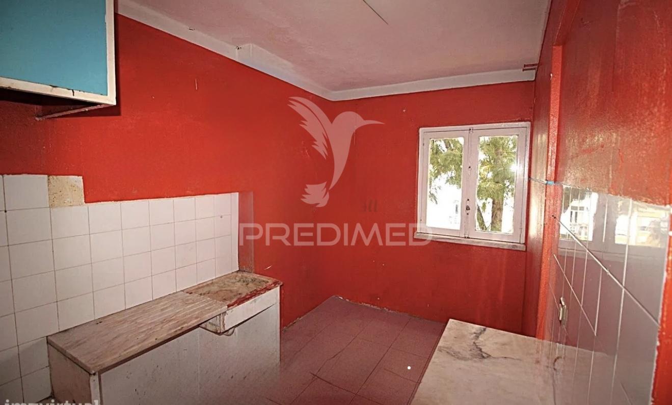 Apartamento t3 — excelente oportunidade de remodelação total no laranjeiro (almada)