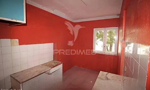 Apartamento t3 — excelente oportunidade de remodelação total no laranjeiro (almada)