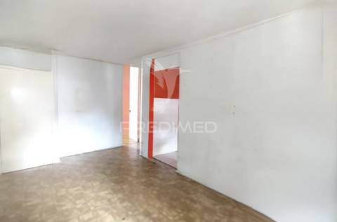 Apartamento t3 — excelente oportunidade de remodelação total no laranjeiro (almada)