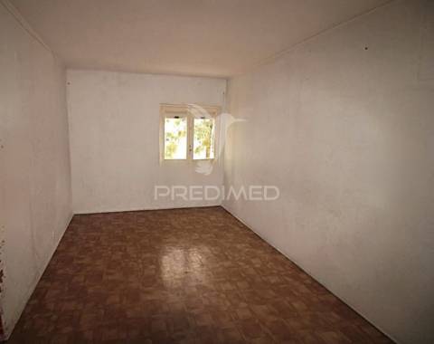 Apartamento t3 — excelente oportunidade de remodelação total no laranjeiro (almada)