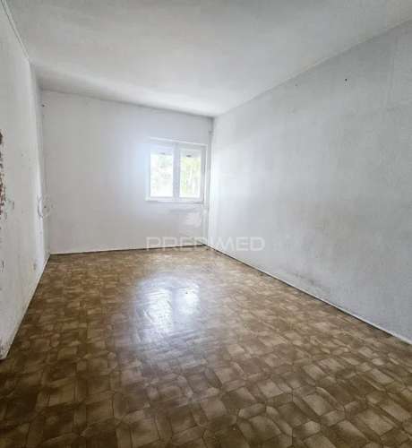 Apartamento t3 — excelente oportunidade de remodelação total no laranjeiro (almada)