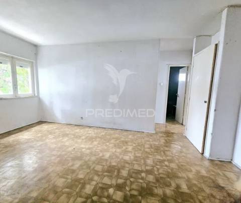 Apartamento t3 — excelente oportunidade de remodelação total no laranjeiro (almada)