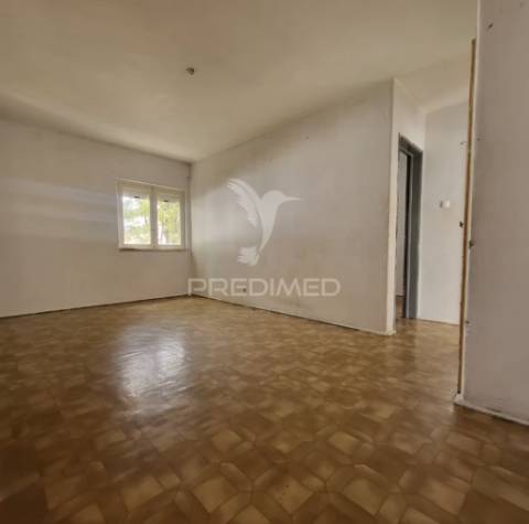 Apartamento t3 — excelente oportunidade de remodelação total no laranjeiro (almada)