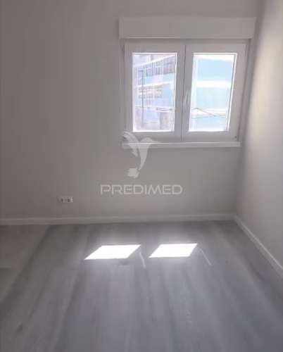 Apartamento t3 — excelente oportunidade de remodelação total no laranjeiro (almada)