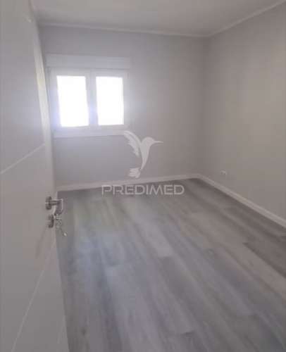 Apartamento t3 — excelente oportunidade de remodelação total no laranjeiro (almada)