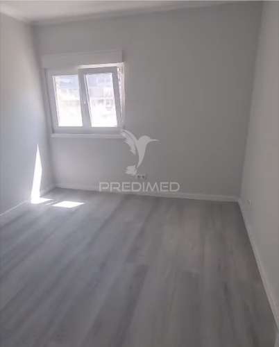 Apartamento t3 — excelente oportunidade de remodelação total no laranjeiro (almada)